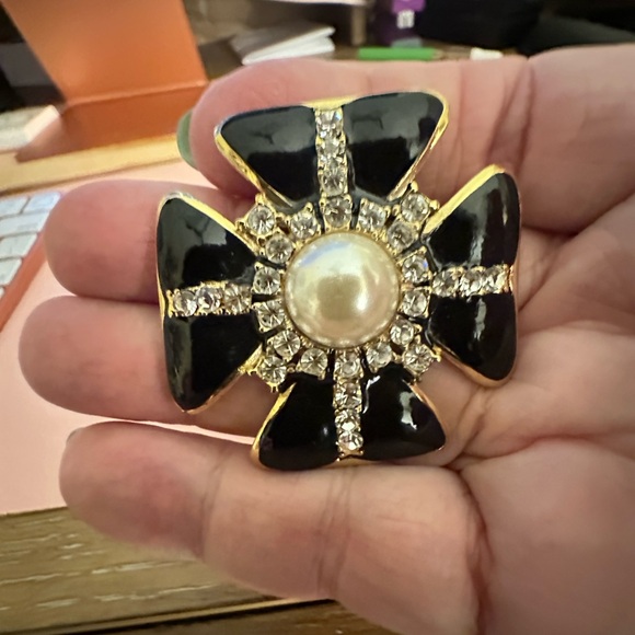 CHANEL Jewelry - CHANEL Elegant Black and gold pearl Brooch